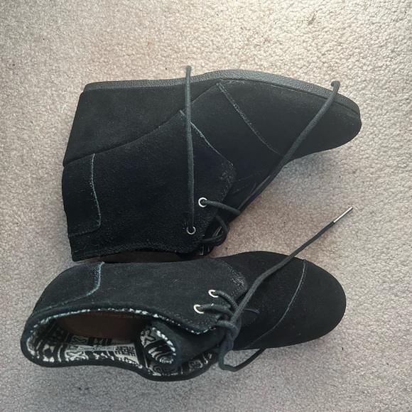 Toms suede wedges: Size 7 W - Picture 4 of 5